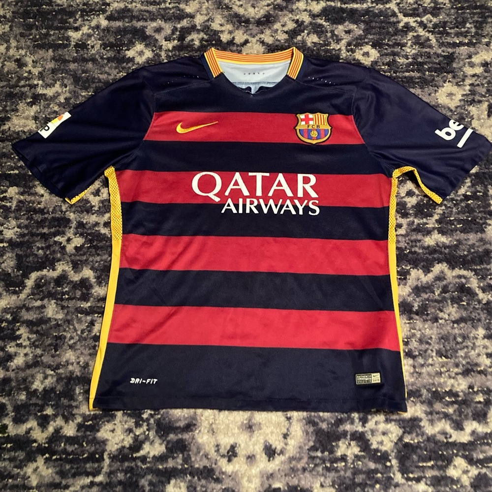 Distressed 2015 / 2016 Nike Barcelona
Jersey Kit